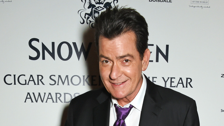 Charlie Sheen con cravatta viola