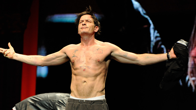 Charlie Sheen a torso nudo nel 2011