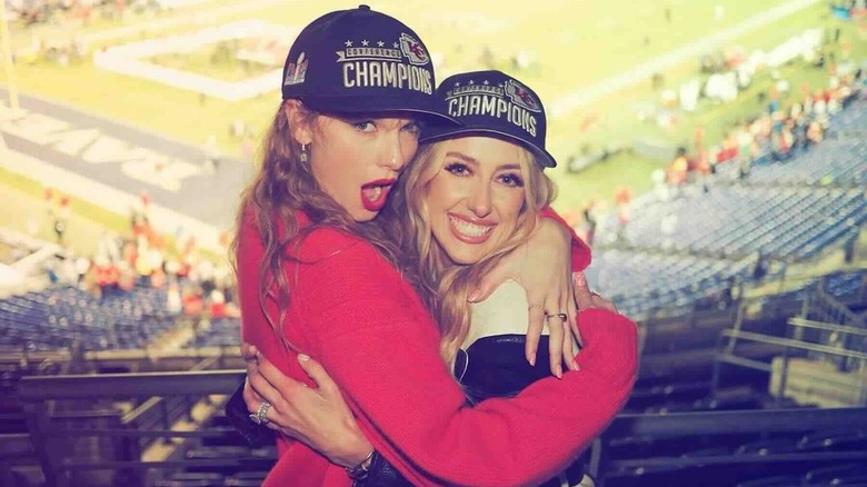 Taylor Swift e Brittany Mahomes si abbracciano