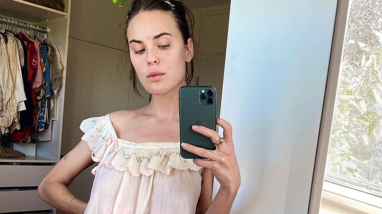 Tallulah Willis scatta un selfie allo specchio