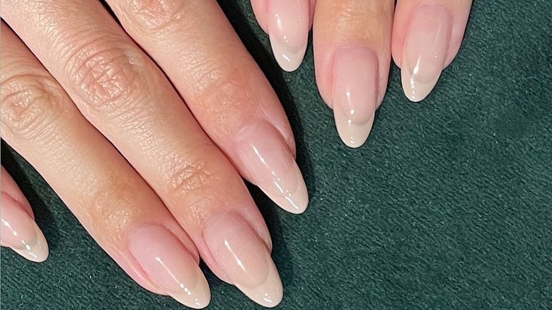 Manicure francese beige cappuccino