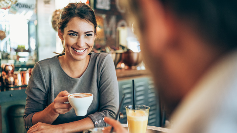 Donna sorridente che parla con l'uomo