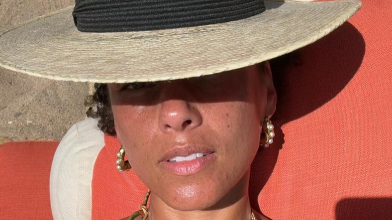 Alicia Keys senza trucco in spiaggia