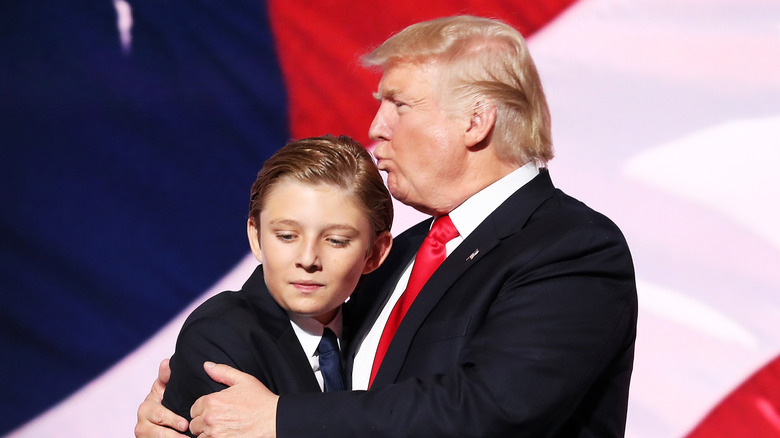 Donald Trump abbraccia Barron Trump