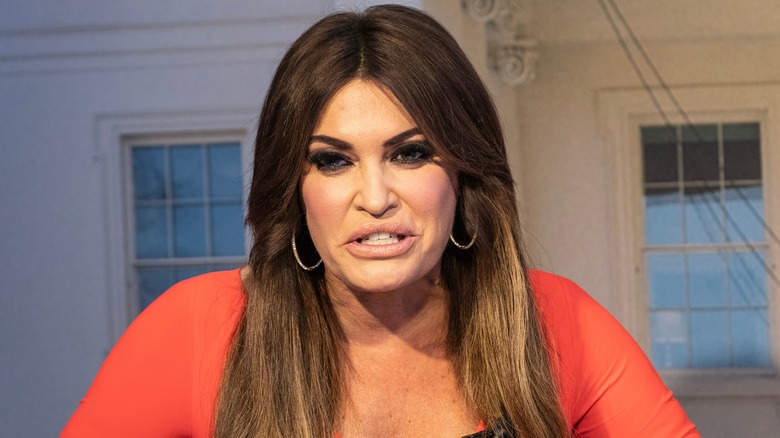 Kimberly Guilfoyle indossa l'arancione