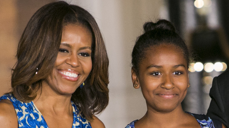 Michelle, Sasha Obama sorride