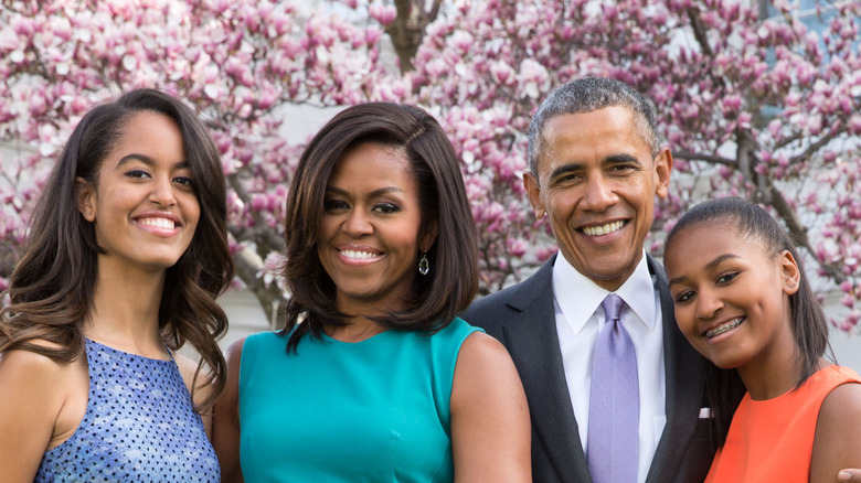 Malia, Michelle, Barack e Sasha Obama sorridono