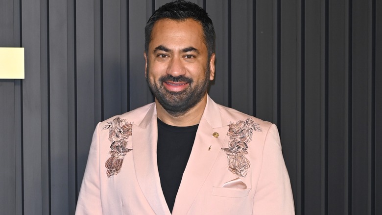 Kal Penn sorridente vestito rosa