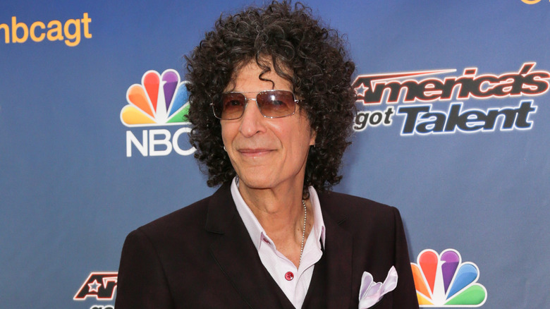 Howard Stern vestito nero capelli ricci