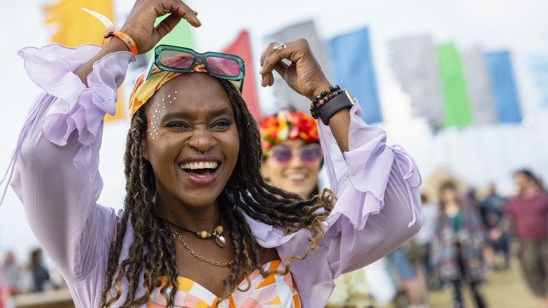 Donna che balla ad un festival