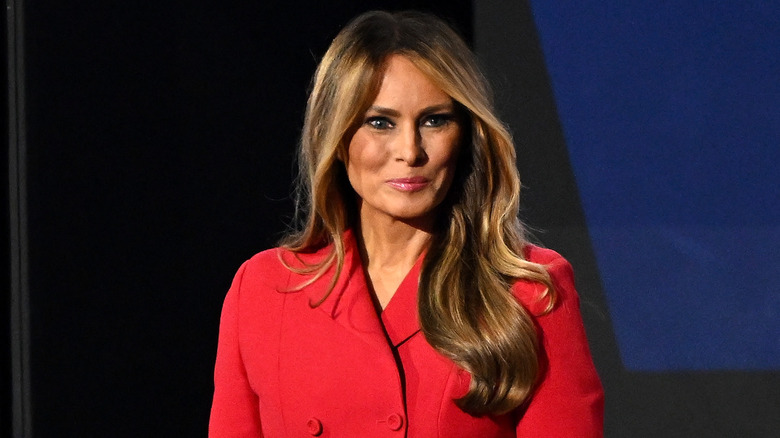 Melania Trump indossa un abito rosso