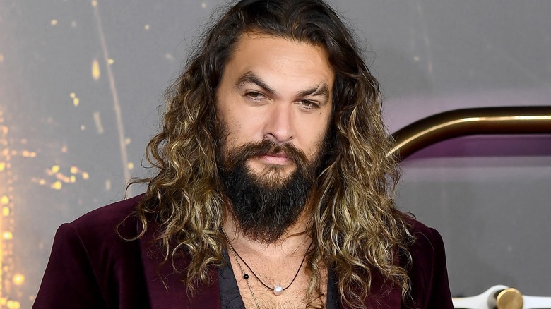 Jason Momoa in posa