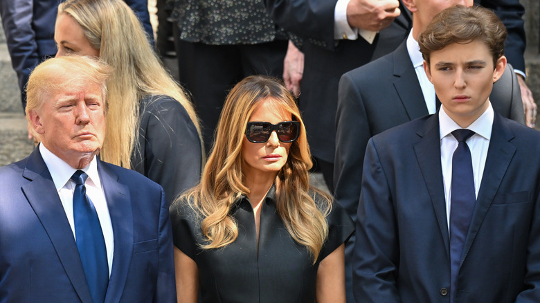 Donald Melania Barron Trump in piedi