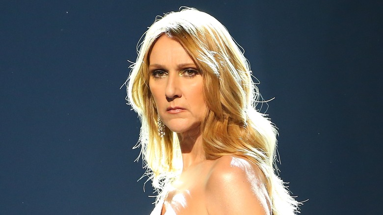 Céline Dion capelli lunghi biondi