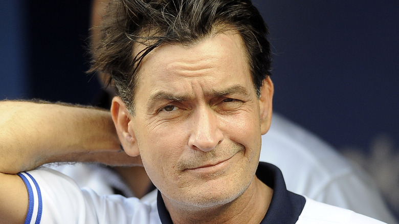 Charlie Sheen sorride