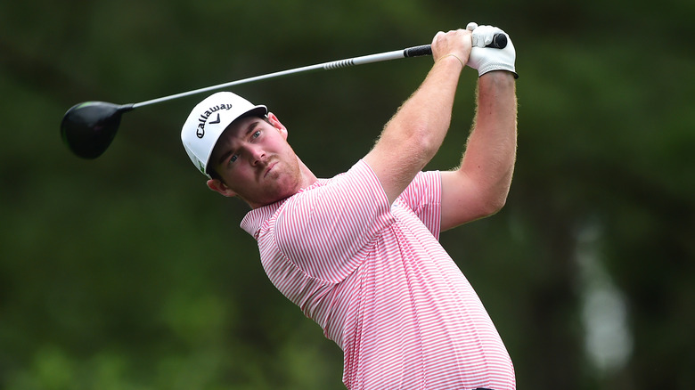 Grayson Murray che fa oscillare la mazza da golf