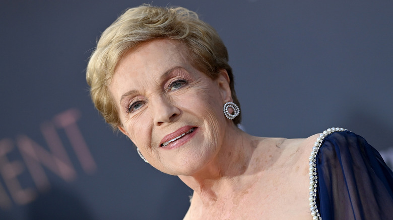 Julie Andrews vestito blu sul red carpet