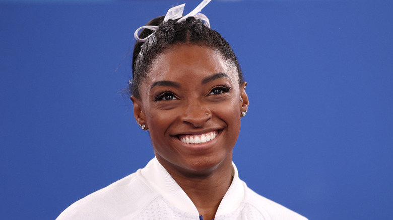 Simone Biles sorride