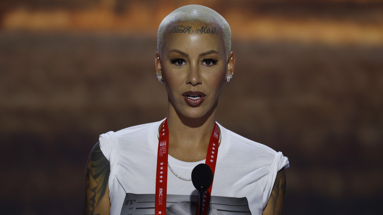 Amber Rose parla al microfono