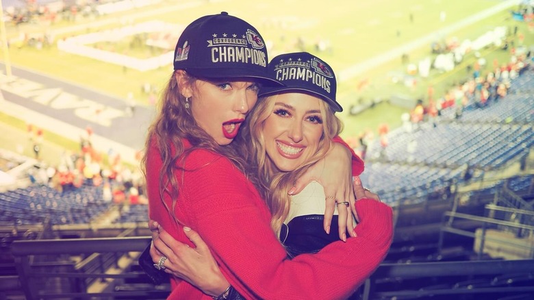 Brittany Mahomes e Taylor Swift indossano lo stesso cappellino da baseball