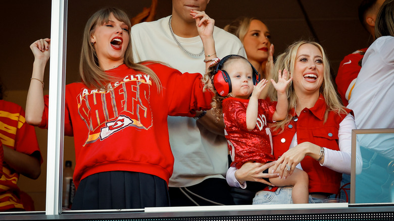 Brittany Mahomes e Taylor Swift guardano la partita