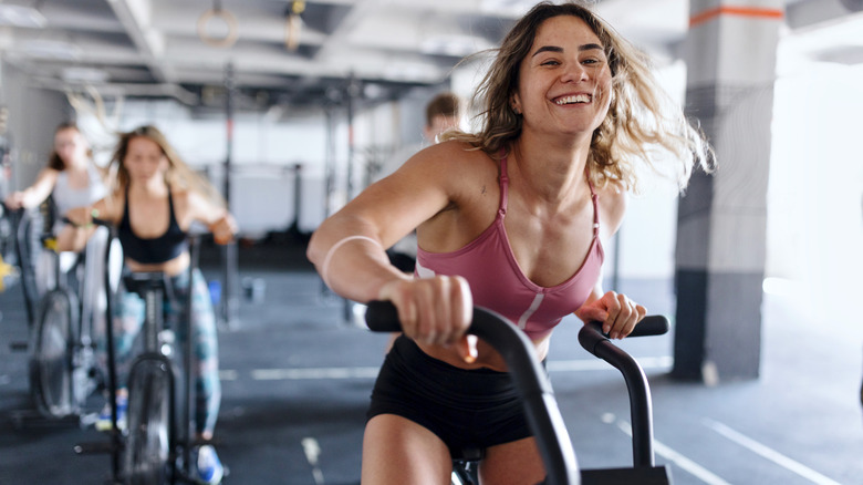 Donne che si allenano in bicicletta in palestra 