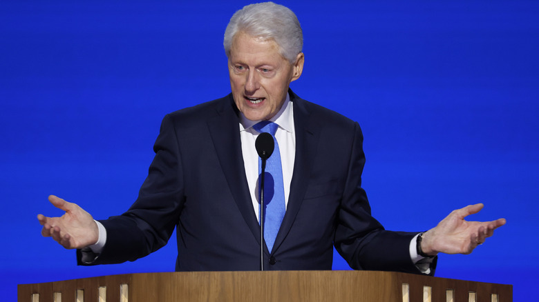 Bill Clinton parla sul palco