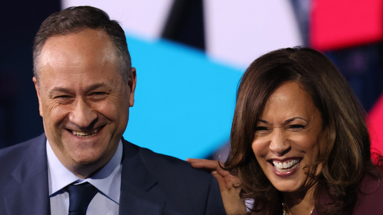 Doug Emhoff e Kamala Harris ridono