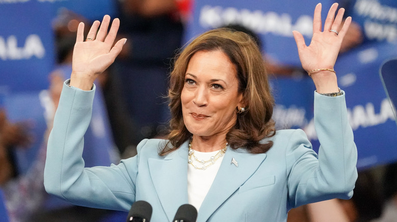 Kamala Harris alza le mani