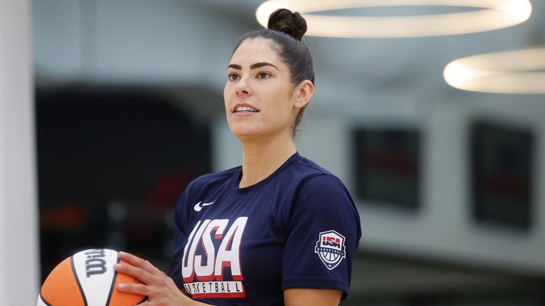 Kelsey Plum con il basket