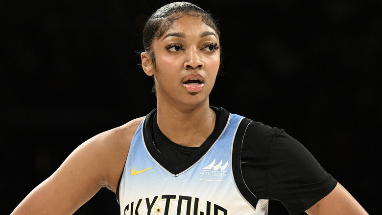 Angel Reese indossa una maglia dei Chicago Sky