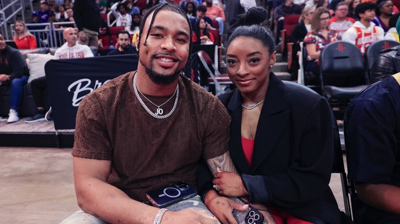 Jonathan Owens e Simone Biles sorridono