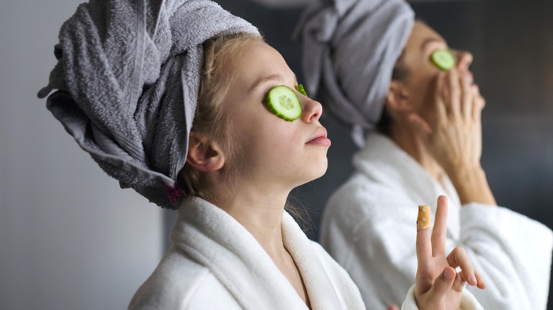 Ragazza e mamma che trascorrono una giornata alla spa