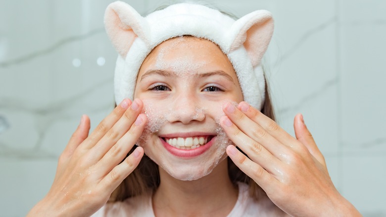 Ragazza che si esfolia il viso