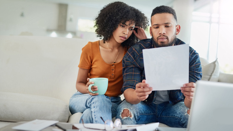 Coppia stressata che guarda un documento