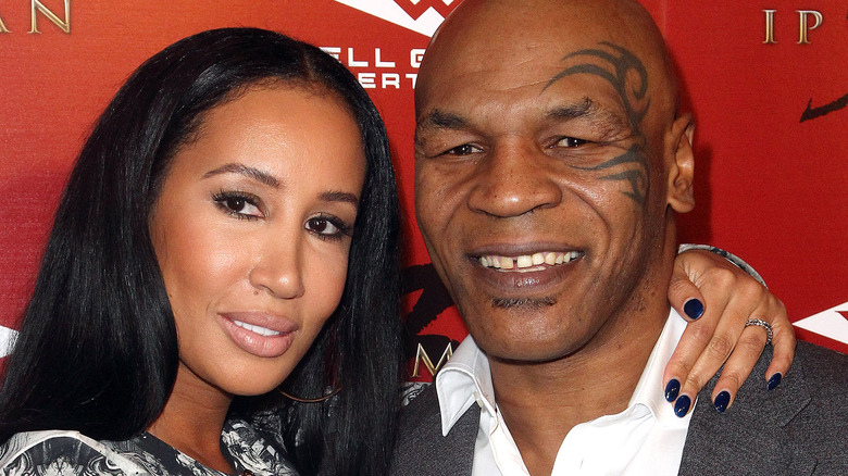 Lakiha Spicer e Mike Tyson posano