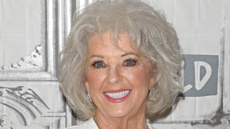 Paula Deen sorride in bianco