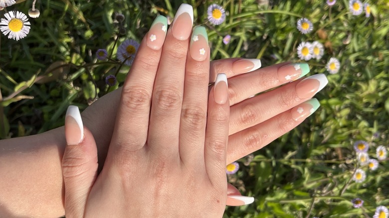 Manicure francese con punte floreali pastello