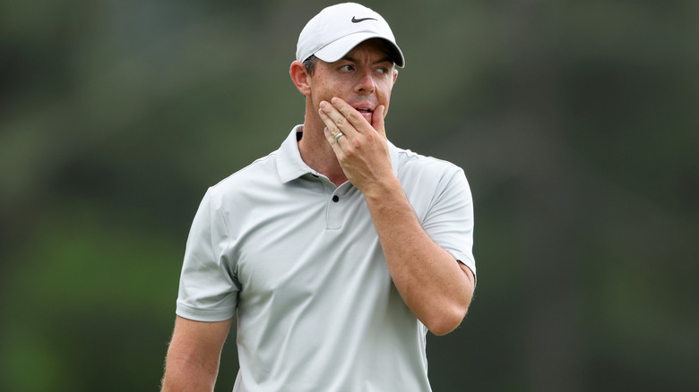 Rory McIlroy gioca a golf con la fede nuziale