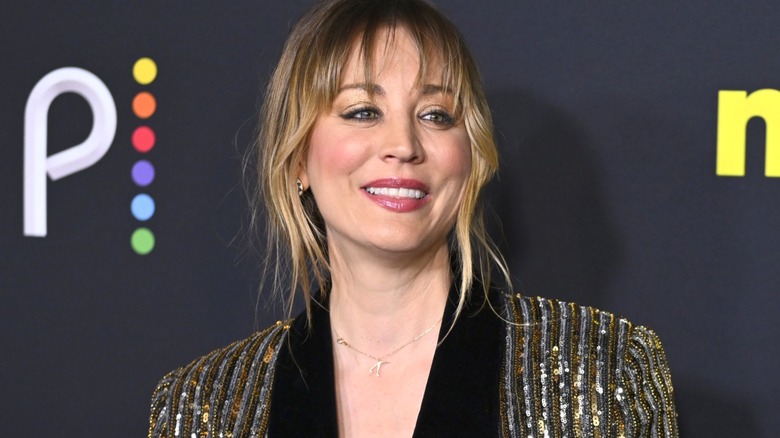 Kaley Cuoco indossa un blazer con paillettes