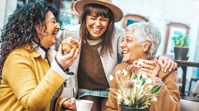 Donne con diversi tagli di capelli