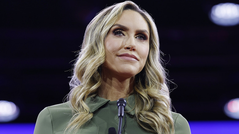 Lara Trump su un podio