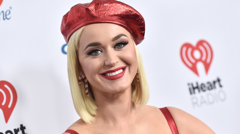 Katy Perry indossa un basco rosso metallizzato