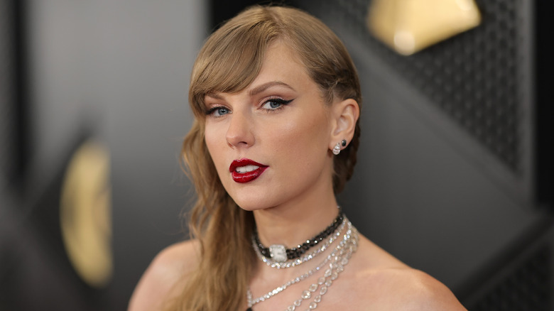 Taylor Swift abito bianco Grammy 2024