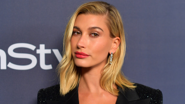 Hailey Bieber posa per una foto