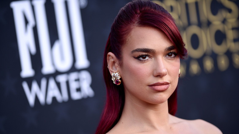 Dua Lipa con i capelli rosso scuro