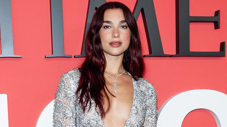 Dua Lipa con i capelli color ciliegia e cola