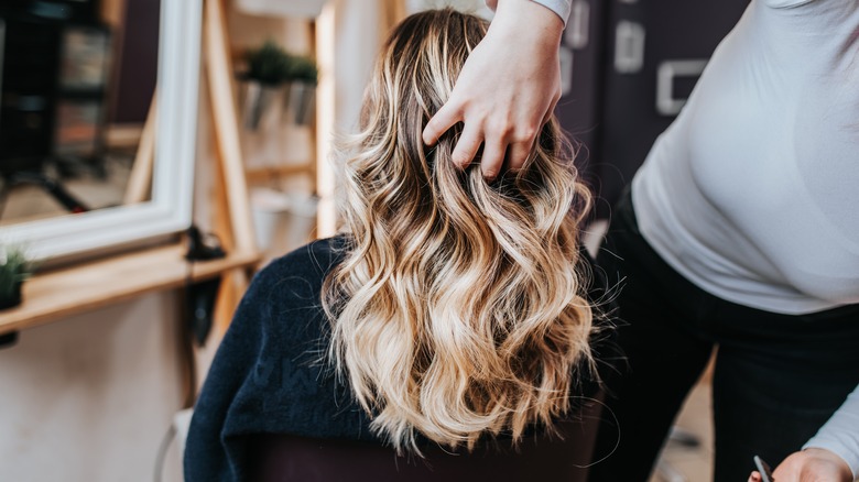 Donna con i capelli biondi 