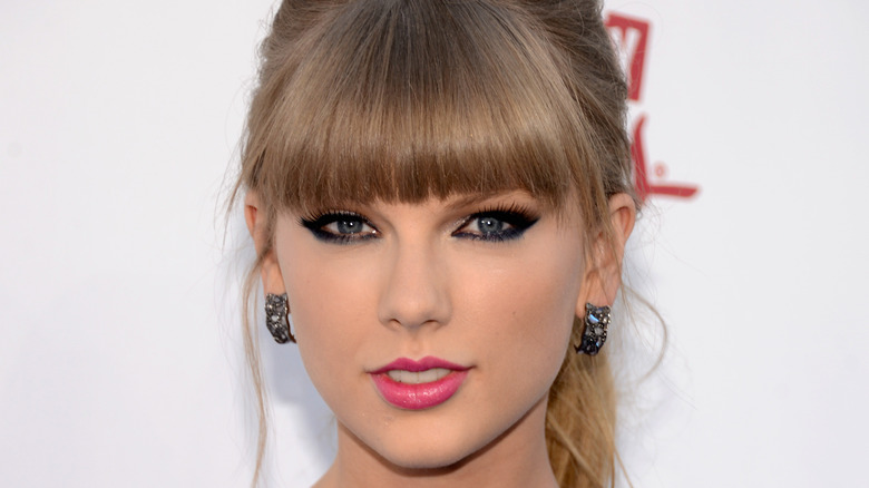 Taylor Swift smokey eyes rossetto rosa