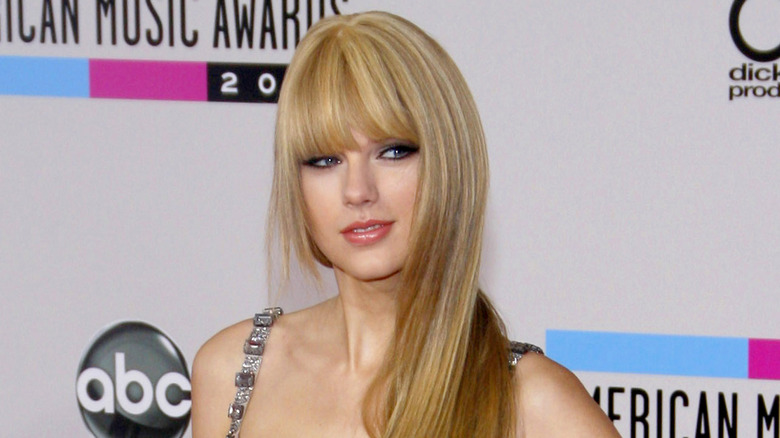 Taylor Swift capelli lisci con frangia